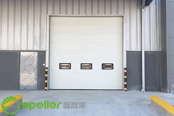 密封工業(yè)提升門：工廠電動門改造新選擇，抗風(fēng)保溫更節(jié)能