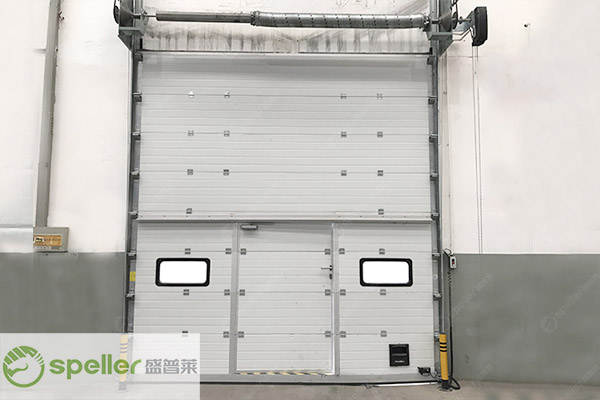 汽車裝備廠房大門用門方案：保溫提升門，防盜節(jié)能兩不誤